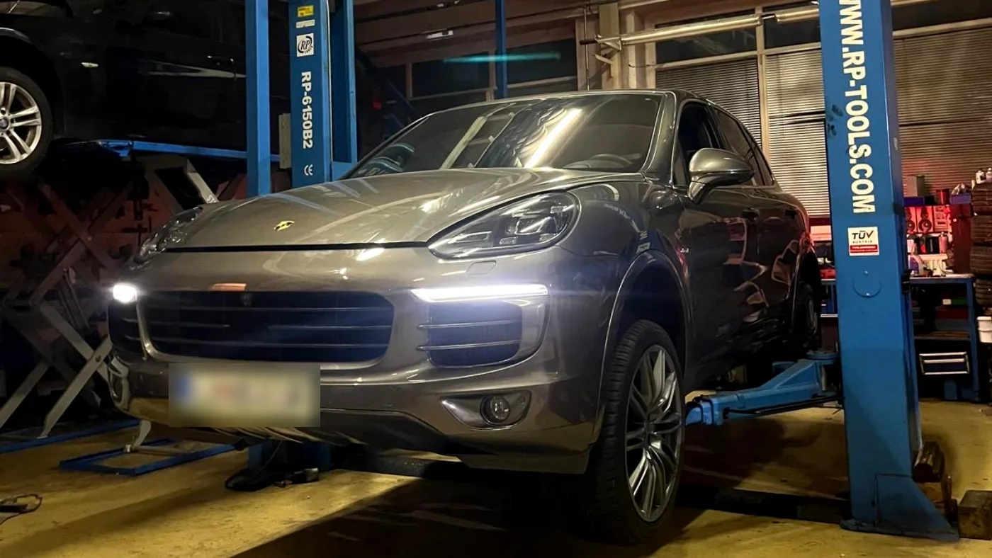 Športni SUV na dvigalu v delavnici Klančar